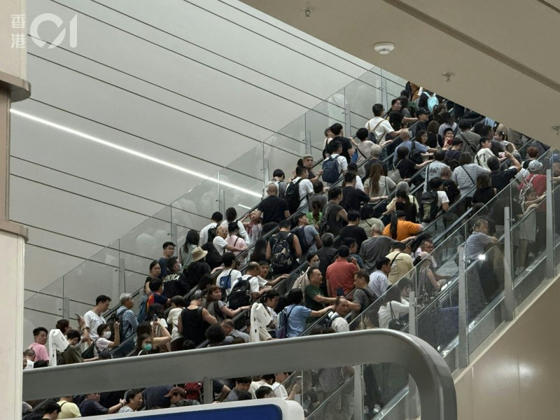 2026年10月18日,《香港01》记者下午1时许经皇岗口岸北上,落巴士步入交通交汇处所在的L2层,遇到「沙甸鱼式」逼爆,轮候约30分钟才到达L5层离境大堂。
