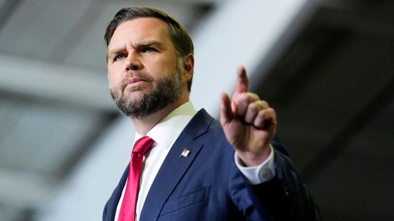 2026年10月15日,美国副总统万斯(JD Vance)在美国密西根州举行的中期选举集会上发表演说。