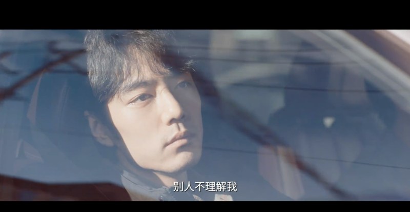从预告片中,肖战褪去以往精致光鲜的形象,落魄医生造型相当神似,被观众大赞「毫无明星架子」。(《小城良方》预告片截图)