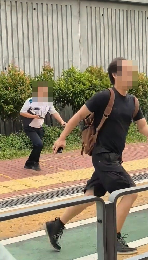 屯门男子乱抛烟头拒检冲入马路 食环署严厉喝止:站住别跑! 屯门男子乱抛烟头拒检冲入马路 食环署严厉喝止:站住别跑!