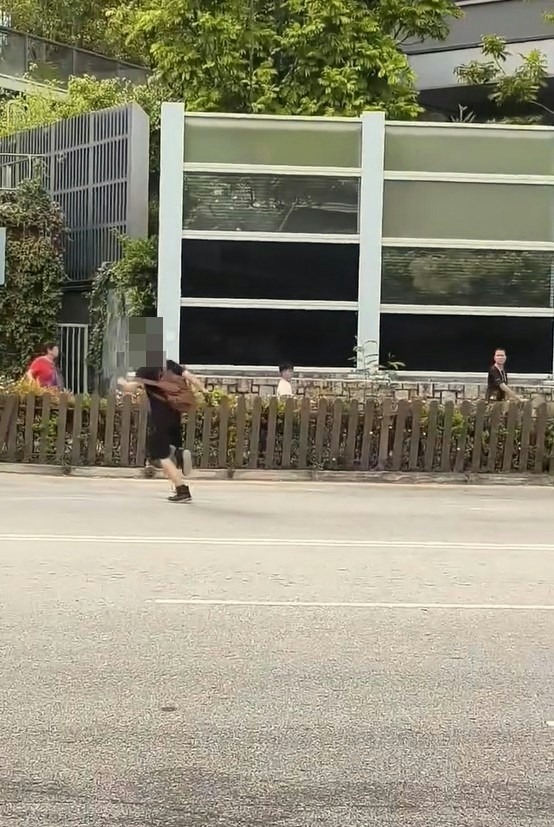 【连环图】黑衣男突然拔足而逃,冲出马路逃走,食环署人员尾随大叫喝止。(网片截图)