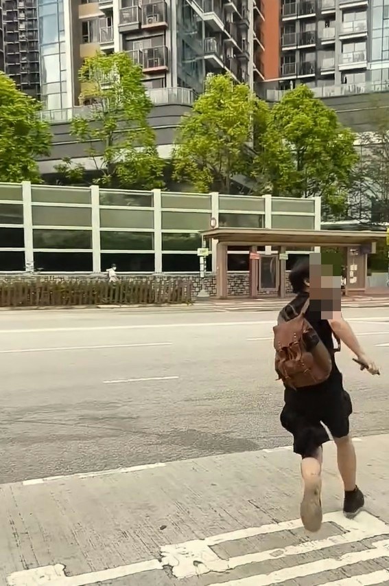 【连环图】黑衣男突然拔足而逃,冲出马路逃走,食环署人员尾随大叫喝止。(网片截图)