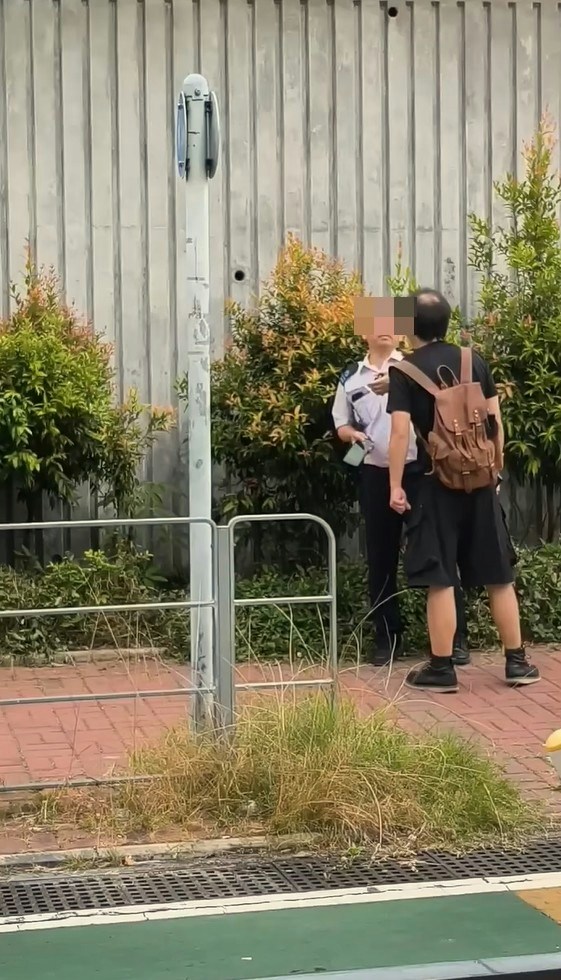 【连环图】黑衣男突然拔足而逃,冲出马路逃走,食环署人员尾随大叫喝止。(网片截图)