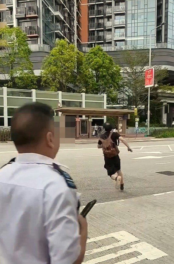 【连环图】黑衣男突然拔足而逃,冲出马路逃走,食环署人员尾随大叫喝止。(网片截图)