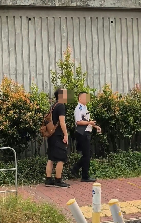 【连环图】黑衣男突然拔足而逃,冲出马路逃走,食环署人员尾随大叫喝止。(网片截图)