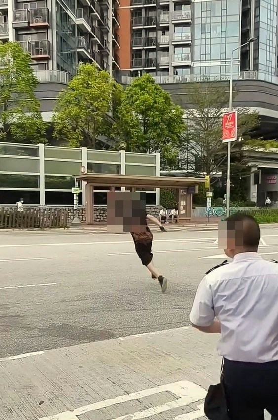 【连环图】黑衣男突然拔足而逃,冲出马路逃走,食环署人员尾随大叫喝止。(网片截图)