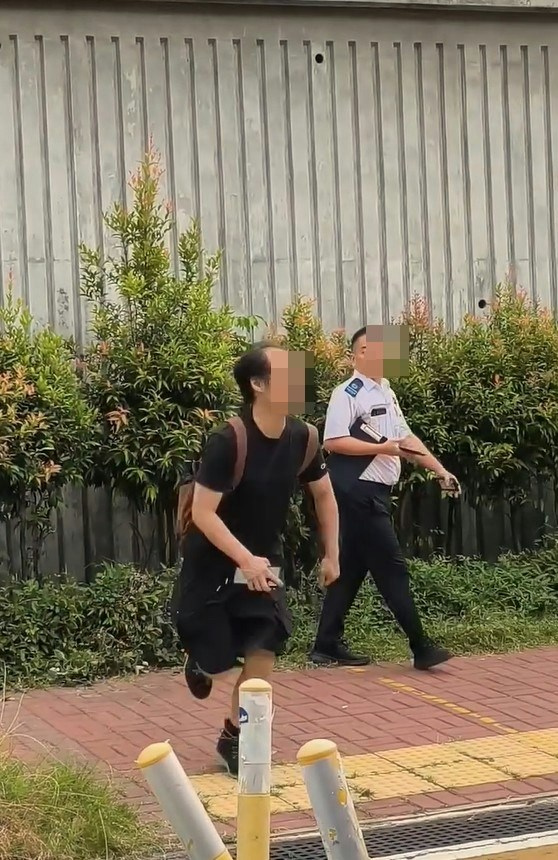 【连环图】黑衣男突然拔足而逃,冲出马路逃走,食环署人员尾随大叫喝止。(网片截图)