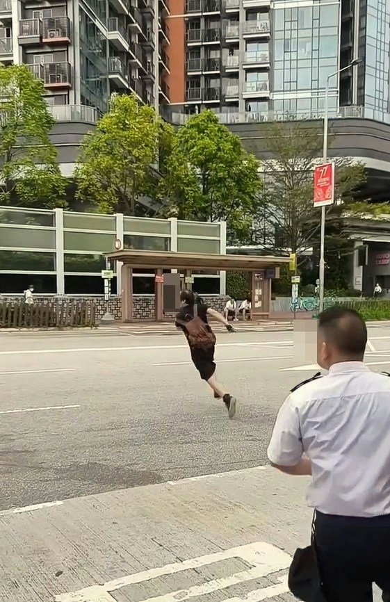 【连环图】黑衣男突然拔足而逃,冲出马路逃走,食环署人员尾随大叫喝止。(网片截图)