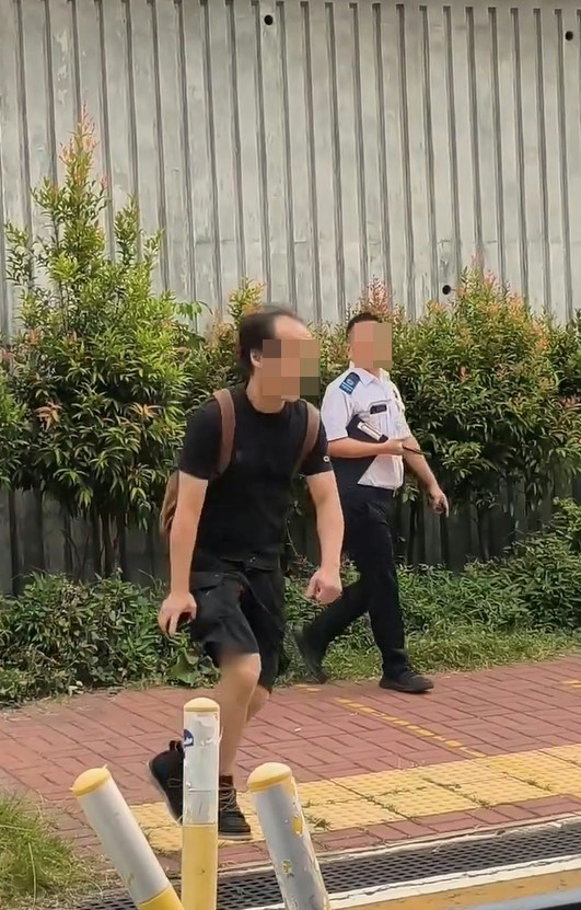 【连环图】黑衣男突然拔足而逃,冲出马路逃走,食环署人员尾随大叫喝止。(网片截图)