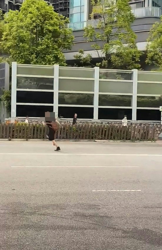 【连环图】黑衣男突然拔足而逃,冲出马路逃走,食环署人员尾随大叫喝止。(网片截图)