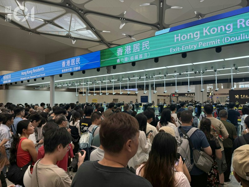 新皇岗口岸重阳客流激增致通关拥堵,邓炳强回应增派人力并谈改革 新皇岗口岸重阳客流激增致通关拥堵,邓炳强回应增派人力并谈改革