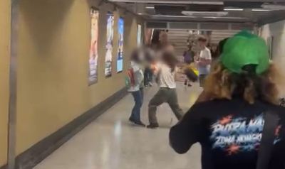 长沙湾站通道内两女子爆发肢体冲突 白衣女将对手撞向广告灯箱-硕谷新闻聚合