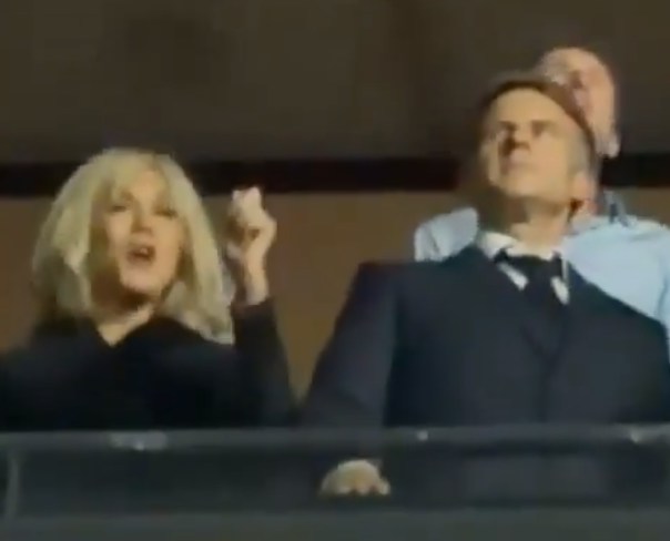 在法国发生全国性暴乱数小时前,法国总统马克龙(Emmanuel Macron)与妻子特罗尼厄(Brigitte Trogneux)被拍到在加拿大歌后莎莲迪安(Celine Dion,又译席琳迪翁)的演唱会上跳舞。