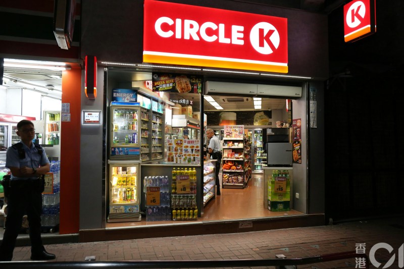 警方接获油麻地佐敦道9号一名便利店女职员报案,指遭到一名男子行劫。