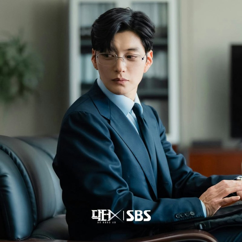 罗大一过往被包装成冒险救人的暖男军医。(IG@sbsdrama.official)
