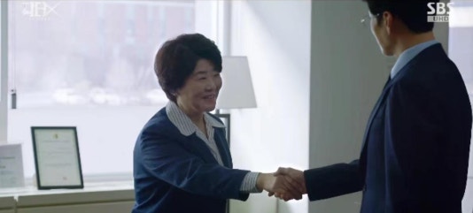剧中饰演派遣所所长张熙淑的李姃垠,早在初次与罗大一握手时便皱眉直言:「这个人的手很臭。」(IG@sbsdrama.official)