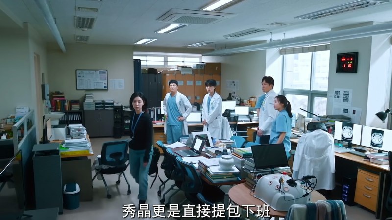 韩版金智媛饰演的「桂秀晶」(又译:桂水晶)被称为「手术室的癫狗」,坚守6点准时下班、绝不向体制妥协。(韩版《Doctor X》剧照)