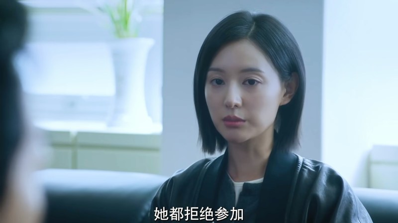 韩版金智媛饰演的「桂秀晶」(又译:桂水晶)被称为「手术室的癫狗」,性格更为冷酷俐落,展现不愿讨好职场繁文缛节的冷漠魅力。(韩版《Doctor X》剧照)