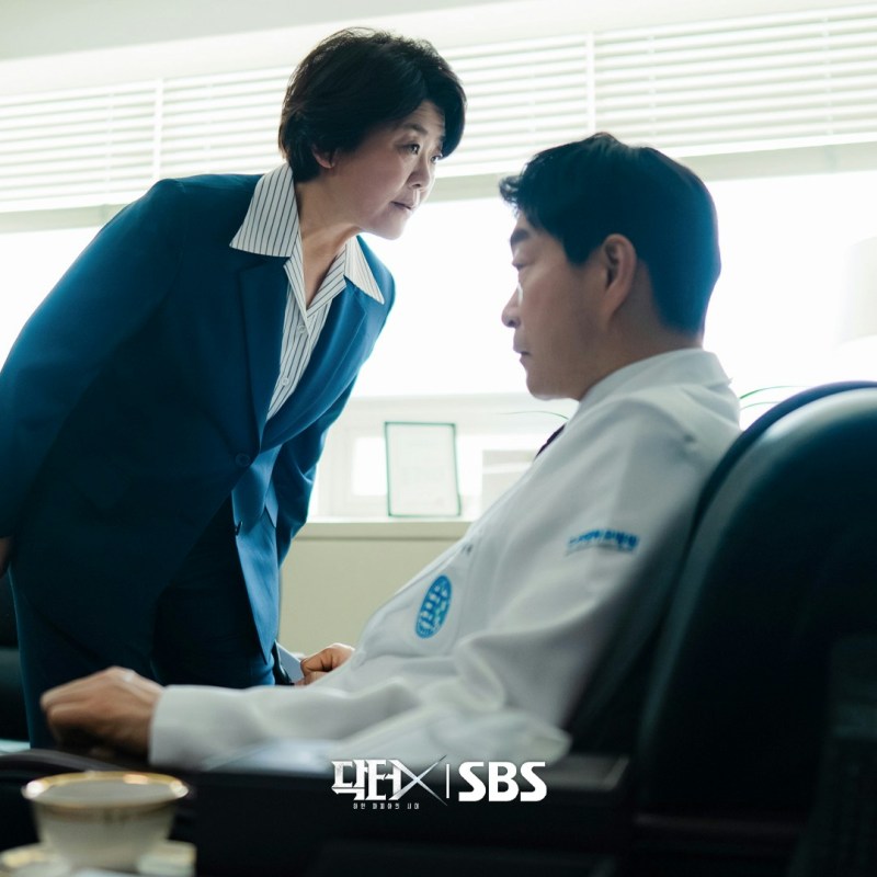 韩版则将该角翻转,由李姃垠饰演「张熙淑」,与金智媛组成一老一少的女性互助搭档,成为剧中对抗权力高层的核心看点。(IG@sbsdrama.official)