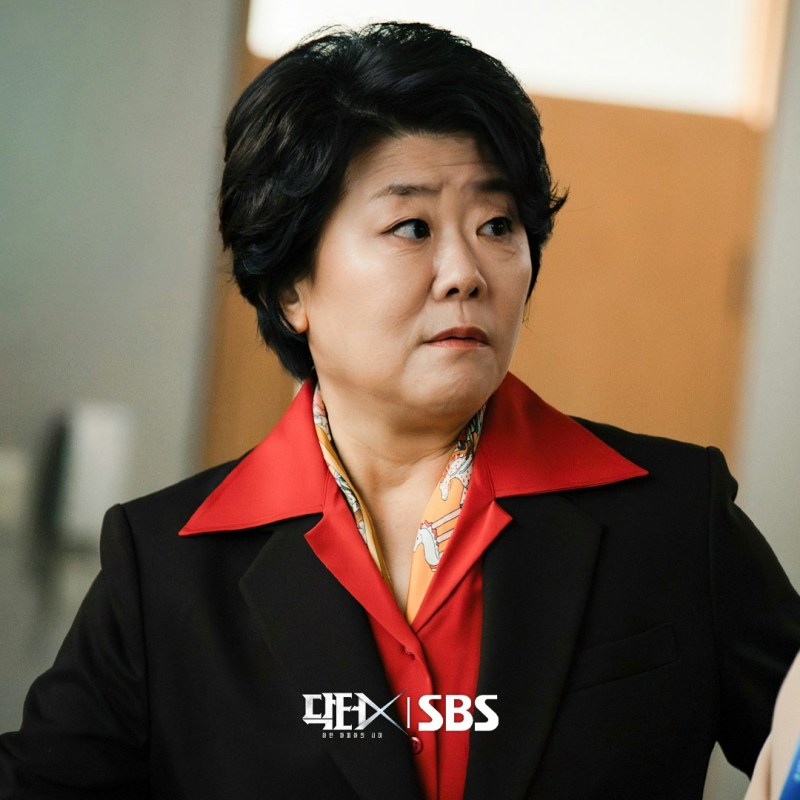 韩版则将该角翻转,由《寄生族》实力派女星李姃垠饰演「张熙淑」。(IG@sbsdrama.official)