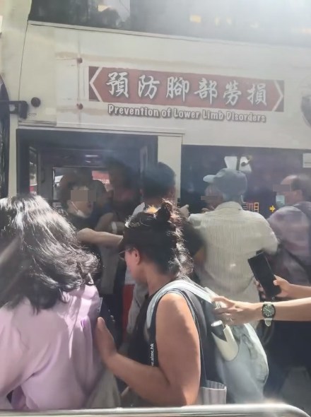 事发时一辆城巴正停靠筲箕湾巴士总站上客,约8名中年男女爆发争执,继而互相推撞及挥拳捶打。(车cam L(香港群组)影片截图)