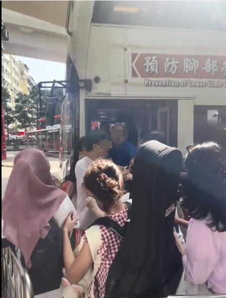 事发时一辆城巴正停靠筲箕湾巴士总站上客,约8名中年男女爆发争执,继而互相推撞及挥拳捶打。(车cam L(香港群组)影片截图)