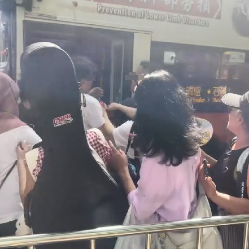 扫墓途中变全武行？筲箕湾巴士站两家庭因插队互泼奶茶，网民戏称香港MMA-硕谷新闻聚合