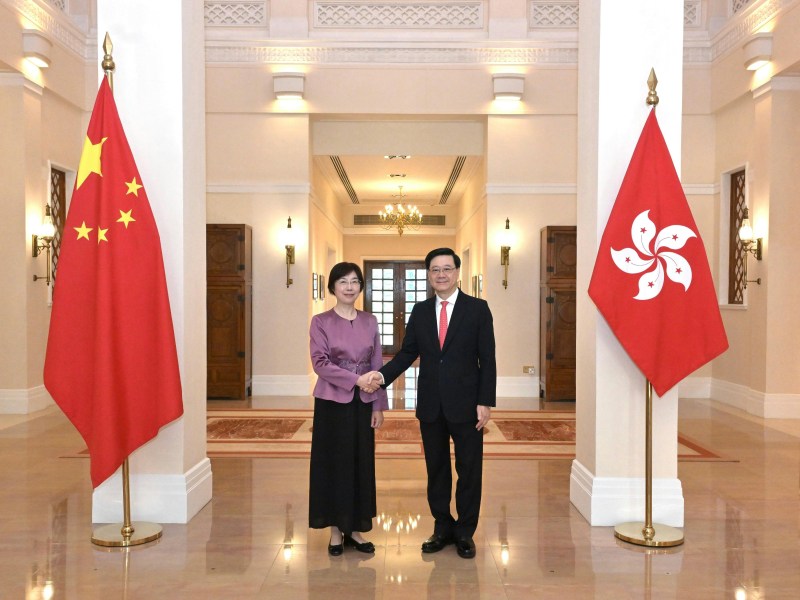 行政长官李家超昨日(10月19日)在礼宾府与来港参加APEC财长会议的亚洲基础设施投资银行行长邹加怡会面。(政府新闻处)