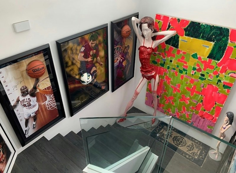 复式楼梯旁的墙身挂满当代名画,客厅及走廊亦陈列了大量珍罕雕塑、Figure及NBA球星签名收藏品。