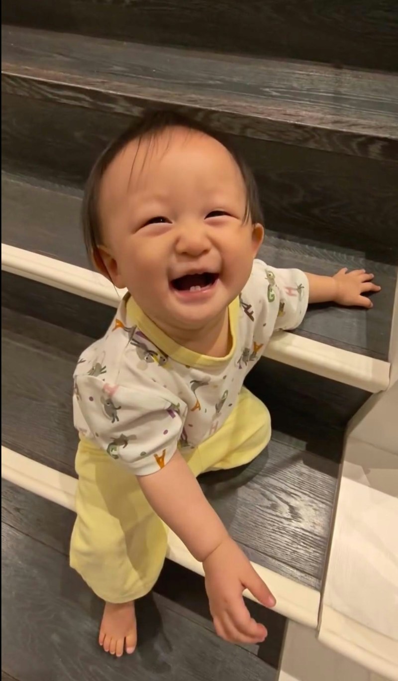 昨日(18日)小方在IG晒出爱女Isla在家中爬楼梯的片段。