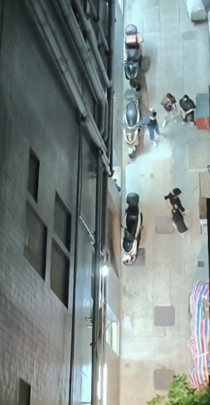 黑衣男狂踢少年。(车cam L(香港群组)影片截图)