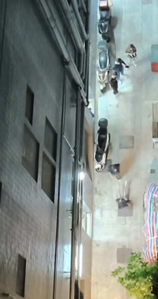 少年被鸭舌帽男推倒在地。(车cam L(香港群组)影片截图)