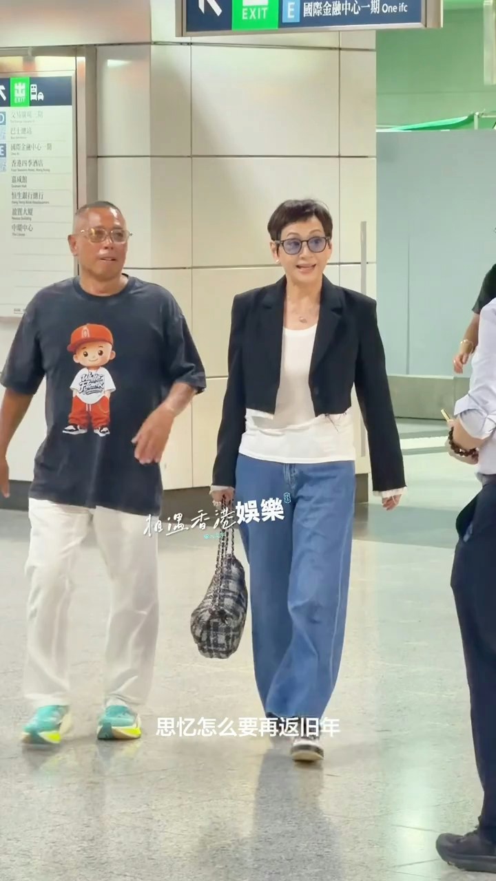 颜福伟拥有一身古铜色皮肤,精神饱满容光焕发,身形依然大只。(小红书/@相遇香港娱乐)