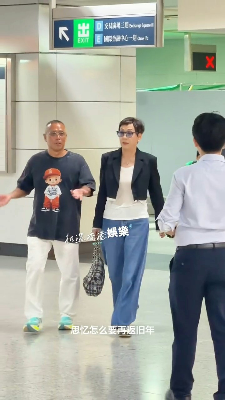 日前有网民在港铁香港站偶遇颜福伟与好友余安安。(小红书/@相遇香港娱乐)