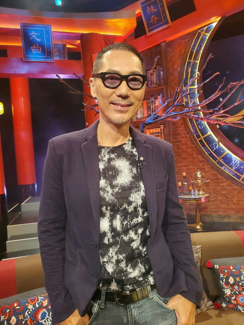 虽然颜福伟曾经公开谈及有同性密友,但经常邓浩光无论公开还是私下都形影不离,更被影到一同夜蒲,而传出同性绯闻。对于这段传绯闻,颜福伟澄清对方不是「我杯茶」:「我同邓浩光8岁已经认识,一齐游水,相识超过4、50年。」