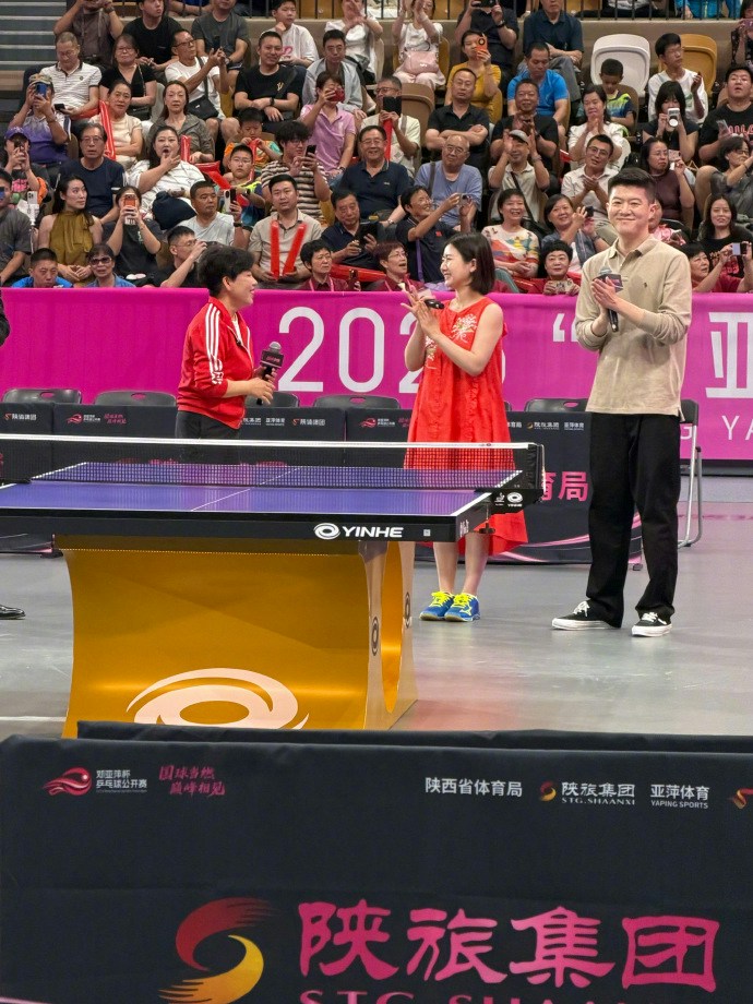 福原爱受邓亚萍之邀赴西安参加「邓亚萍杯」乒乓球赛。
