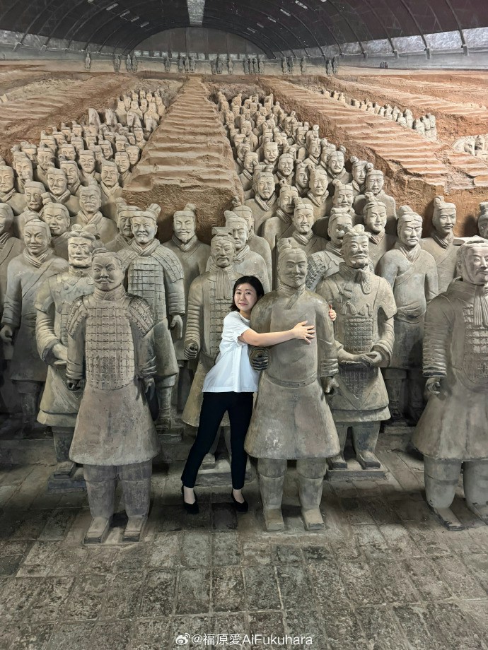 福原爱抱兵马俑遭疑特权?真相揭秘:仅是付费仿制模型 福原爱抱兵马俑遭疑特权?真相揭秘:仅是付费仿制模型