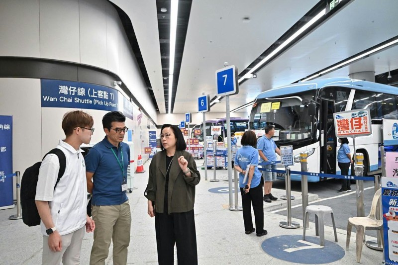 运输署署长谢咏谊今早(10月19日)前往皇岗口岸视察应对首个假期入境高峰的特别交通及公共运输安排。(运输署Facebook)
