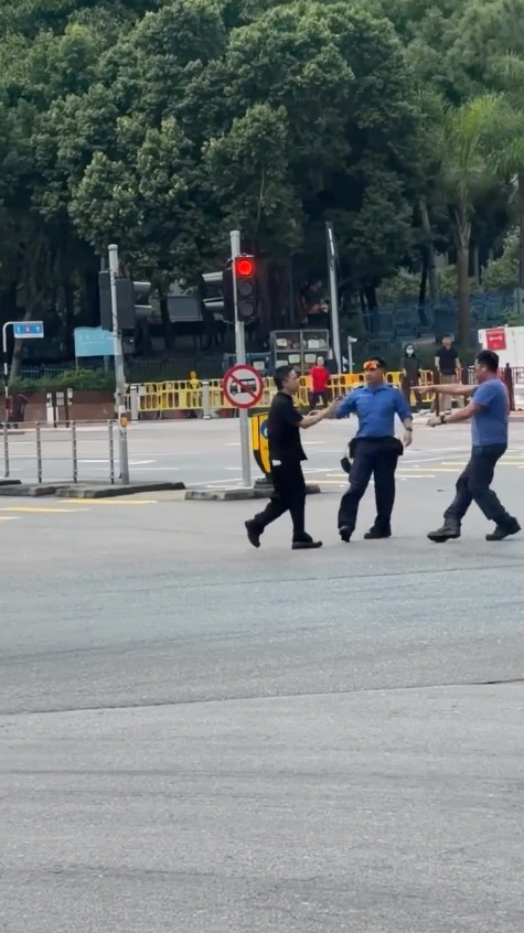 两名身穿制服的消防人员随即落车截停黑衫男。