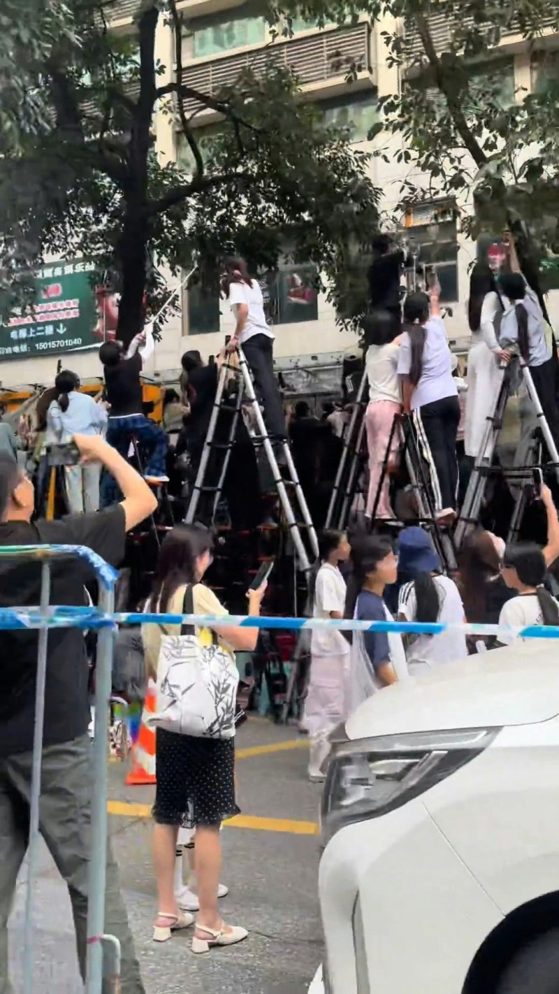 筑成夸张的「人肉天梯阵」。