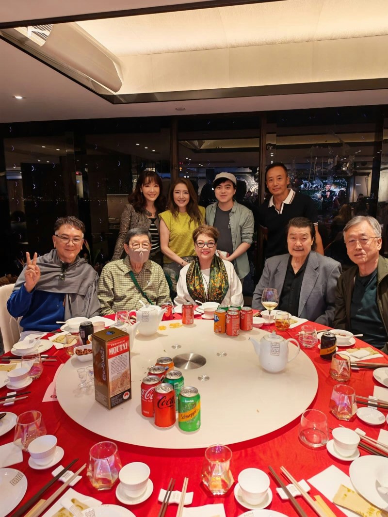 关宝慧社交平台上分享了一张与胡枫及多位好友聚餐的合照。(IG@emilykwanpowai_4544)