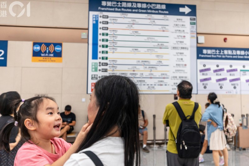 2026年10月19日,重阳节三日连假将结束,新皇岗口岸自下午约5时开始有较多香港居民回港。