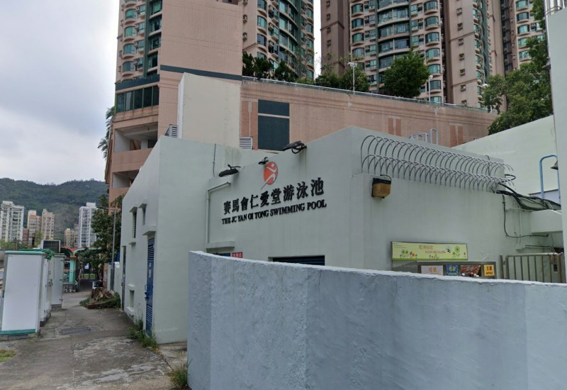 屯门仁爱堂泳池一女子更衣时晕厥送院,警方介入调查原因 屯门仁爱堂泳池一女子更衣时晕厥送院,警方介入调查原因