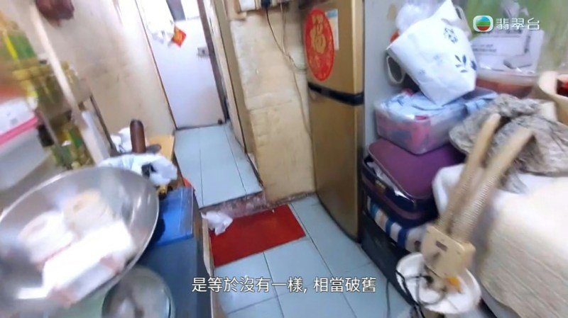 节目组直击恶臭劏房医馆。(节目截图)
