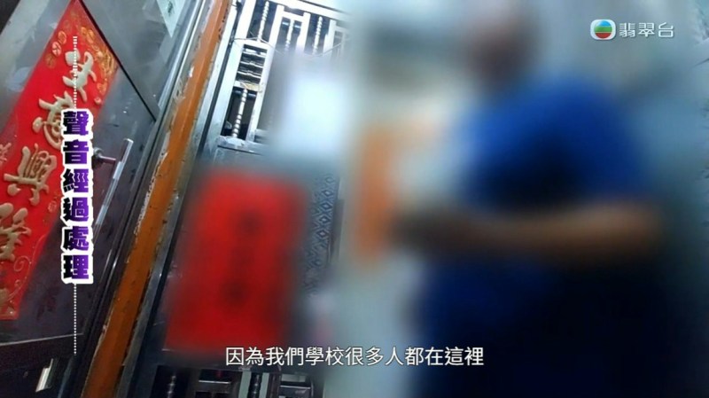 节目组遇到有其他人来陈医师的诊所买医生纸。(节目截图)