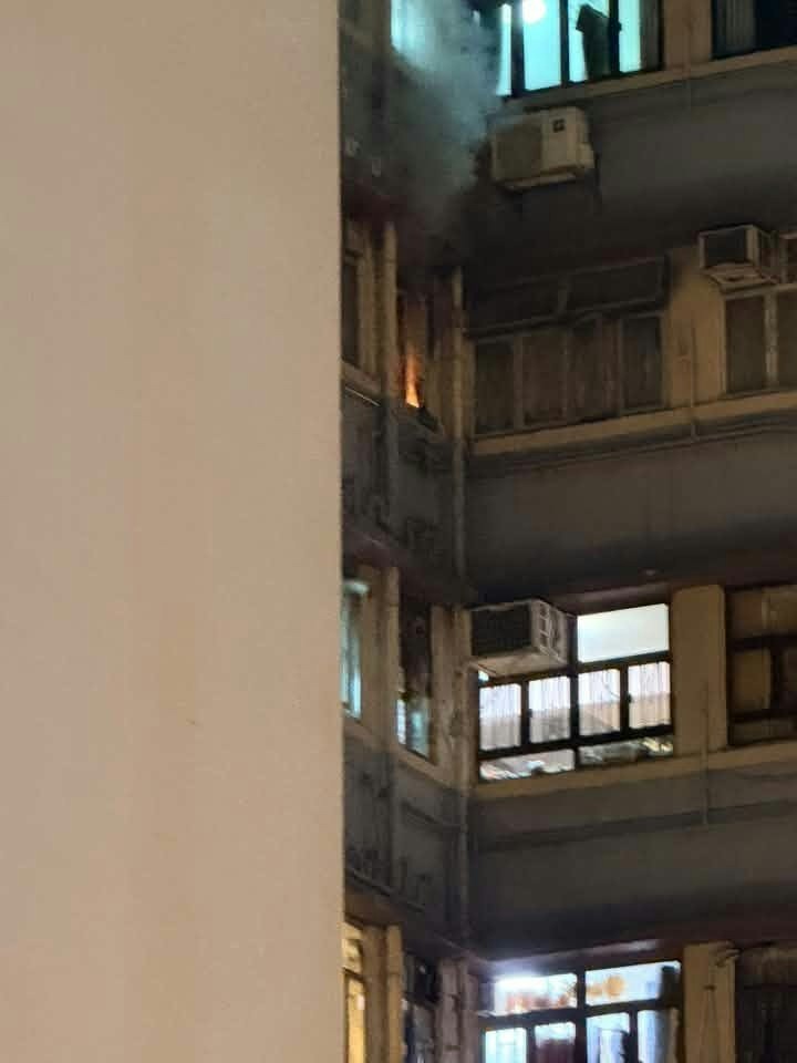 西营盘薄扶林道恒辉大厦起火冒烟,消防到场开喉灌救。