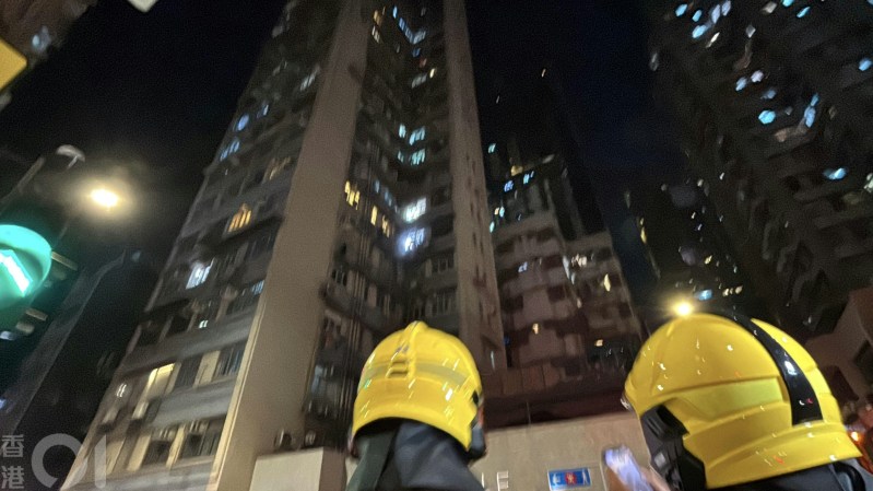 西营盘薄扶林道恒辉大厦一单位起火冒烟。火警中,初步一名男子受伤,送院抢救后不治;另有约60人自行疏散。
