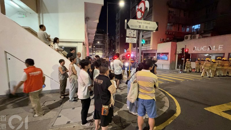 西营盘薄扶林道恒辉大厦一单位起火冒烟。火警中,初步一名男子受伤,送院抢救后不治;另有约60人自行疏散。