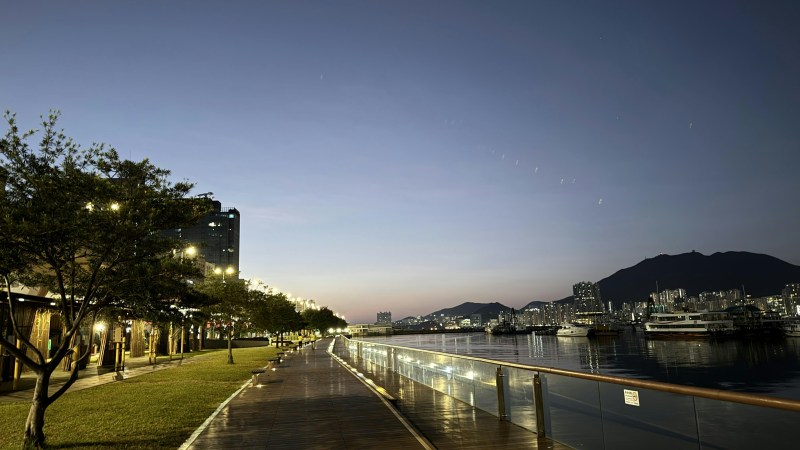 天文台预测,本港今日(10月20日)天晴。早上最低气温约27度,日间干燥及炎热,市区最高气温约32度,新界再高一两度。