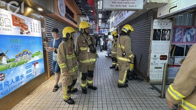 尖沙咀美丽都大厦电表房发生火情冒烟，消防员迅速到场使用水带进行灭火-硕谷新闻聚合